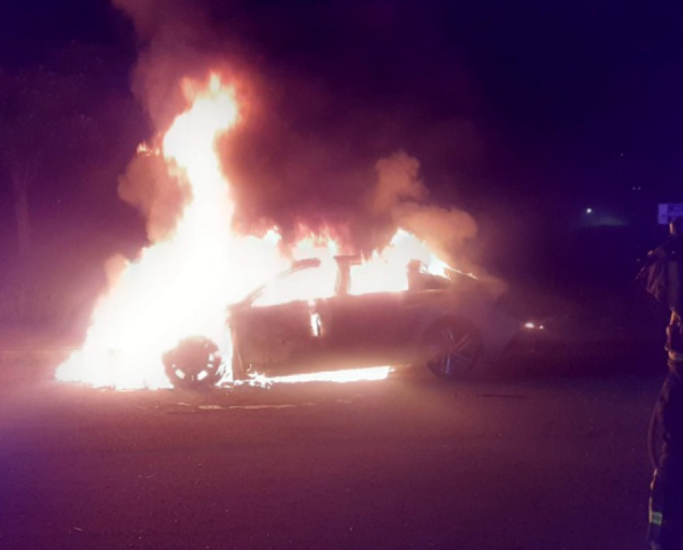 Coche quemado en Carballo @ Bomberos de Carballo