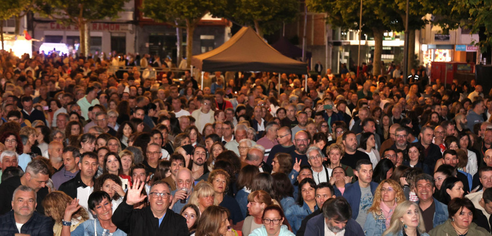 Los Secretos llenan la plaza de Carballo en el ecuador de las fiestas