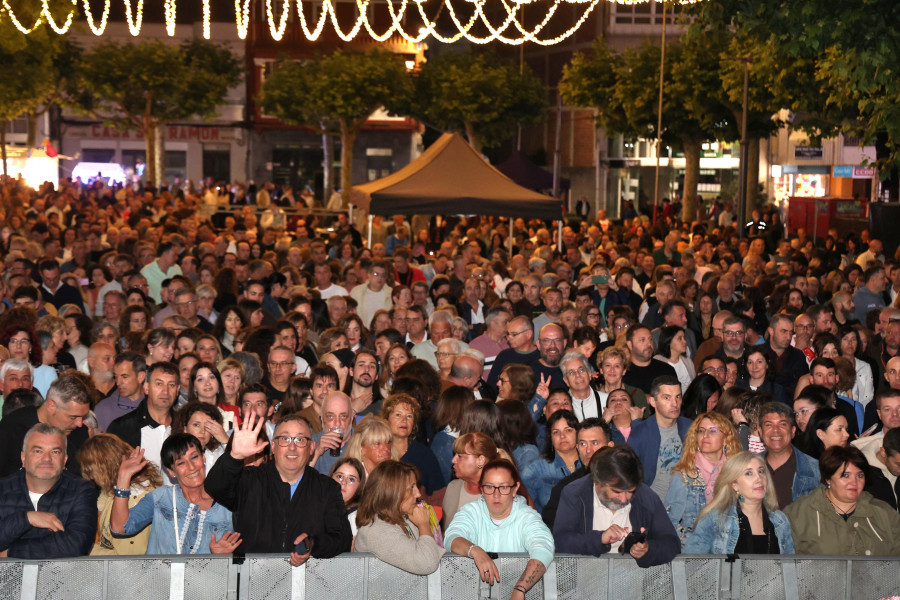 Los Secretos llenan la plaza de Carballo en el ecuador de las fiestas
