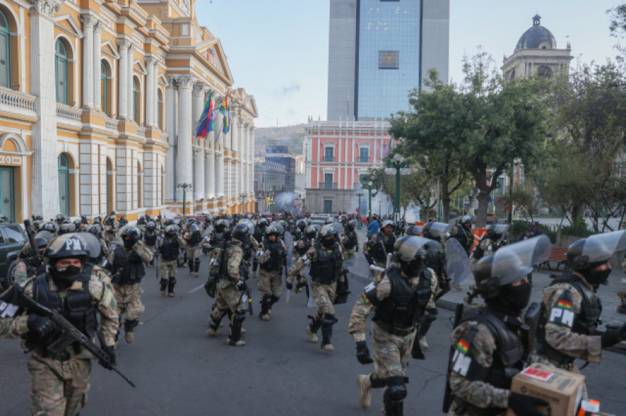 Los militares se retiran de la sede del Ejecutivo de Bolivia tras un "intento de golpe de Estado"
