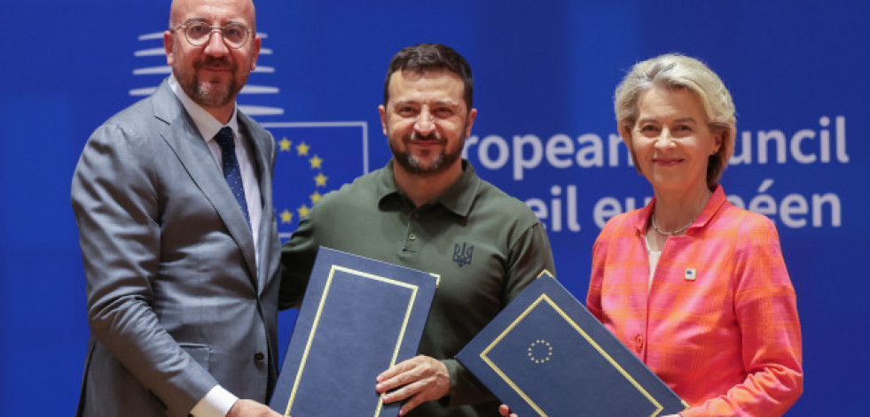 La UE se compromete con Ucrania a seguir apoyándola militar y económicamente