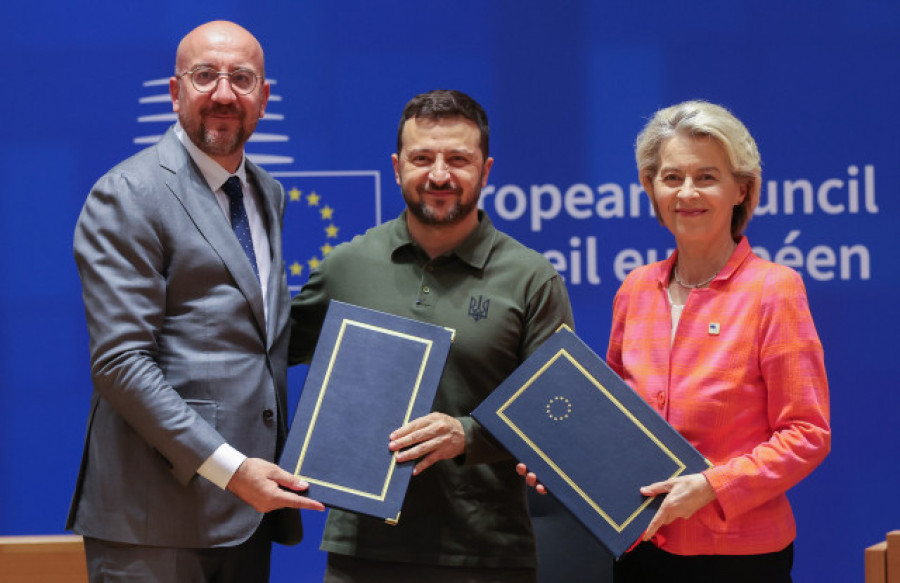 La UE se compromete con Ucrania a seguir apoyándola militar y económicamente