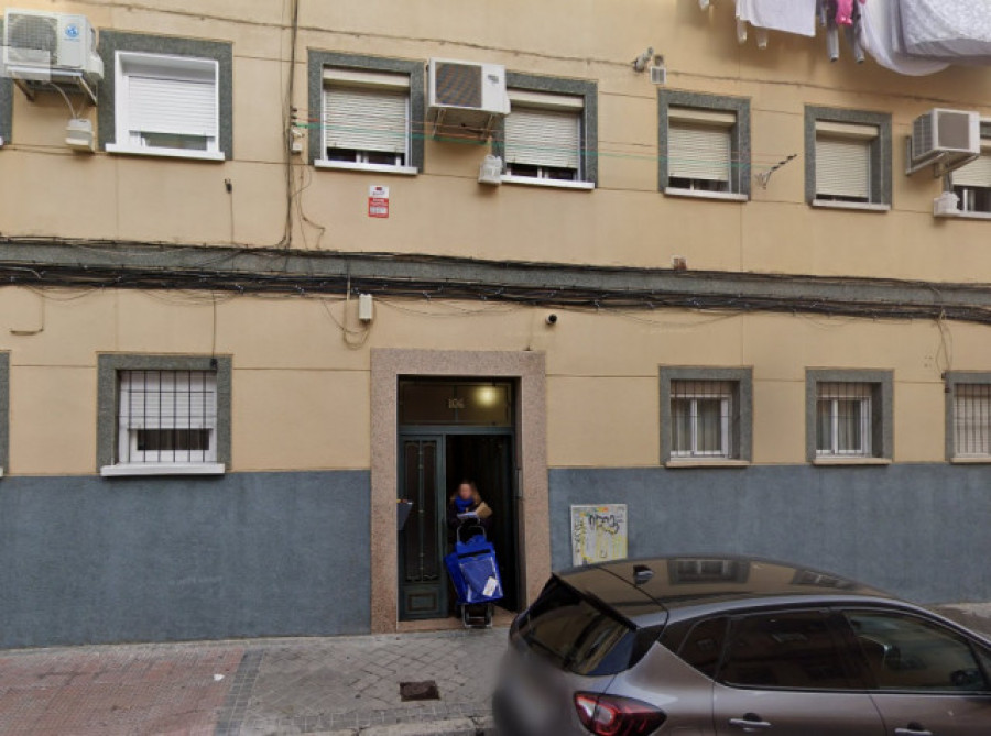 Hallan un bebé recién nacido junto a un portal de viviendas en Carabanchel