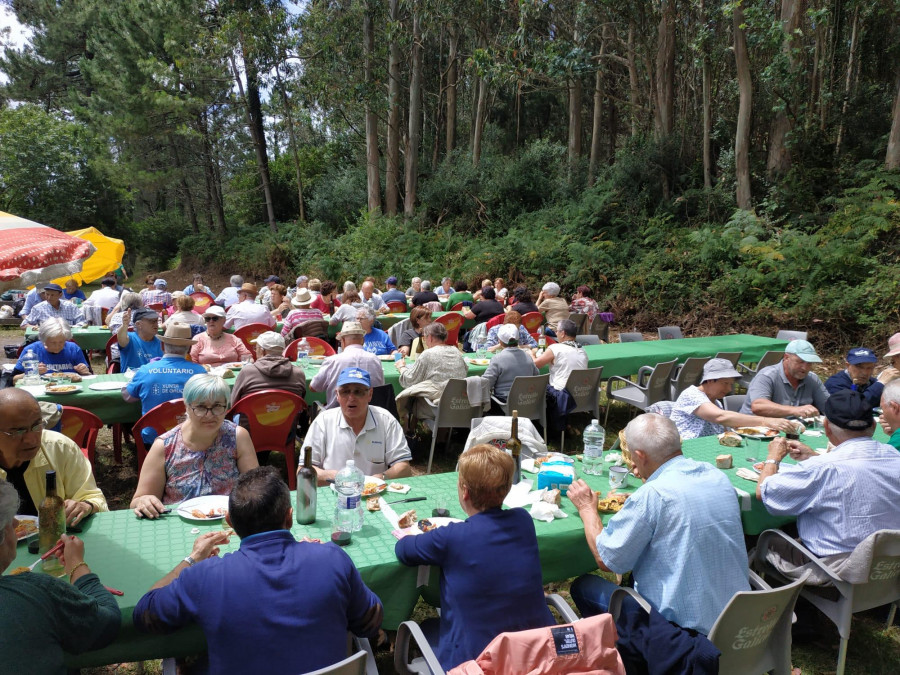 Amas de Casa de Ponteceso, de comida en Balarés
