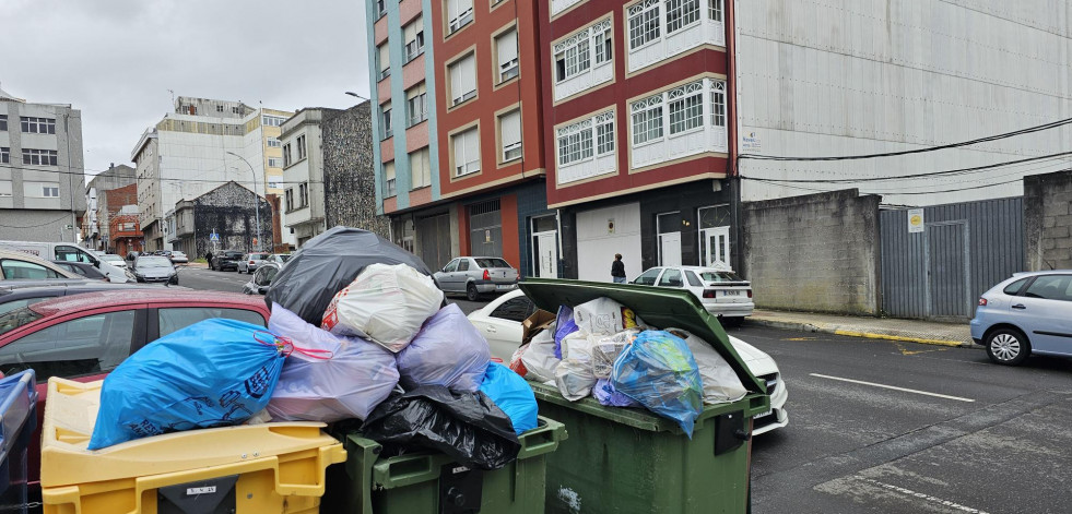 El personal de la recogida de basura de Carballo retomará la huelga en julio y agosto
