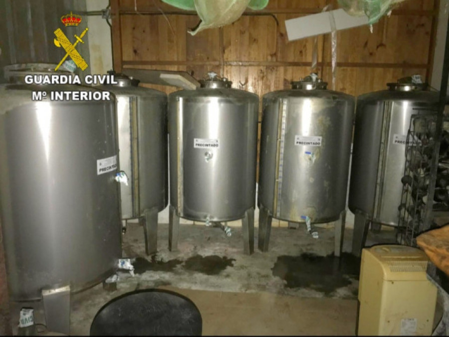 La Guardia Civil requisa en Crecente más de 600 botellas de licor casero sin precinto