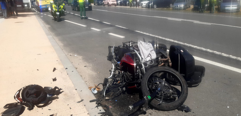 Muere un carballés al chocar frontalmente su moto contra un camión en Bértoa