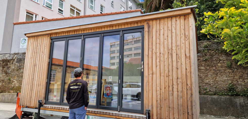 La artista alemana Andrea Milde instala en la calle Jacinto Amigo su taller textil ambulante
