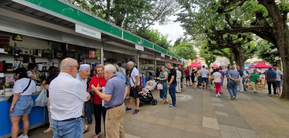 Xurxo Souto inaugura la Praza dos Libros en Carballo
