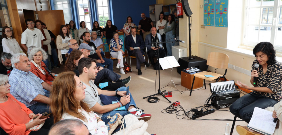 Intensa actividad en la Praza dos Libros de Carballo
