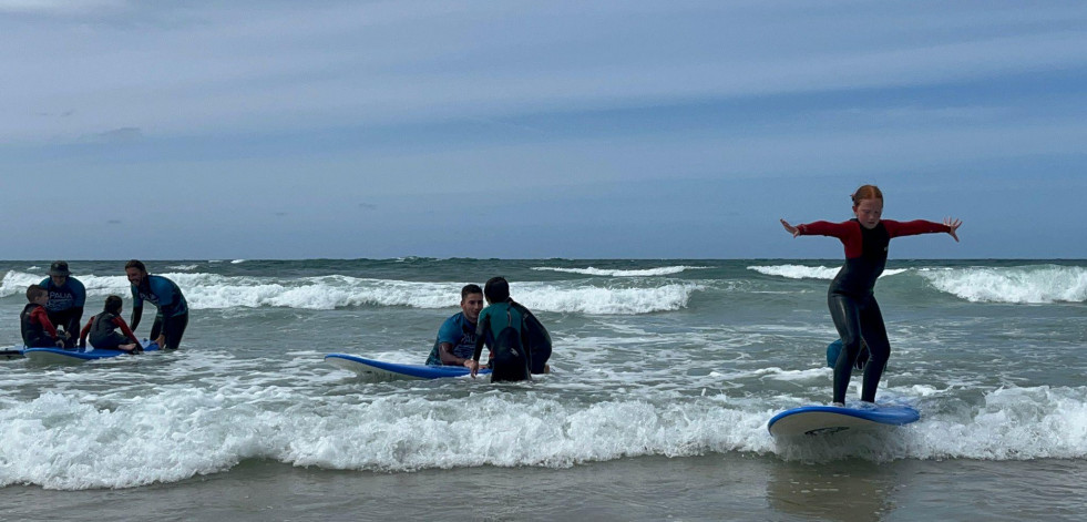 Surf en Razo para una quincena de niños de la agrupación deportiva Un Paso Máis