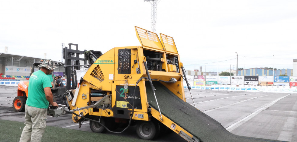 Comienza el cambio de césped del campo de As Eiroas