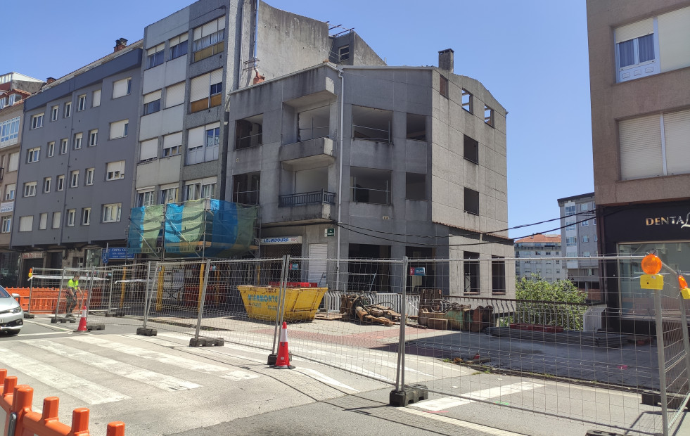 Avanzan los trabajos de desmantelamiento del edificio que invade el río en A Casilla