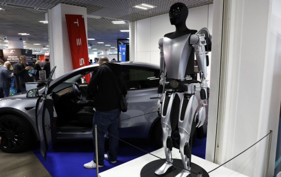 Musk anuncia que Tesla venderá a corto plazo robots humanoides