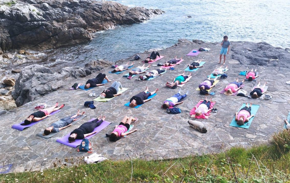 Yoga en la Praia dos Cristais de Laxe