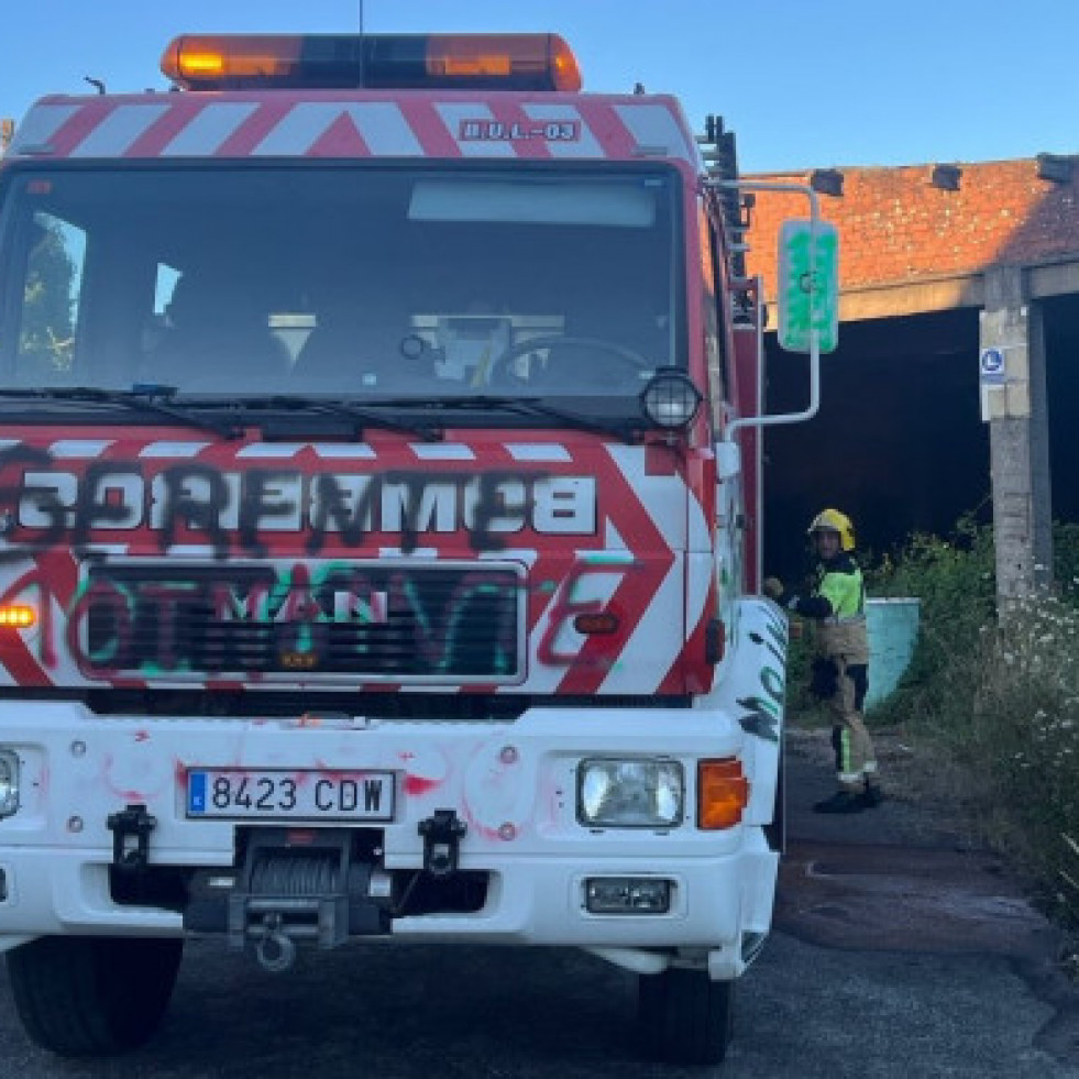 BomberosdeBoiroenunincendioenunanaveabandonadadeNoia