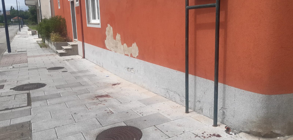 Dos jóvenes resultan heridos en una riña callejera en Carballo