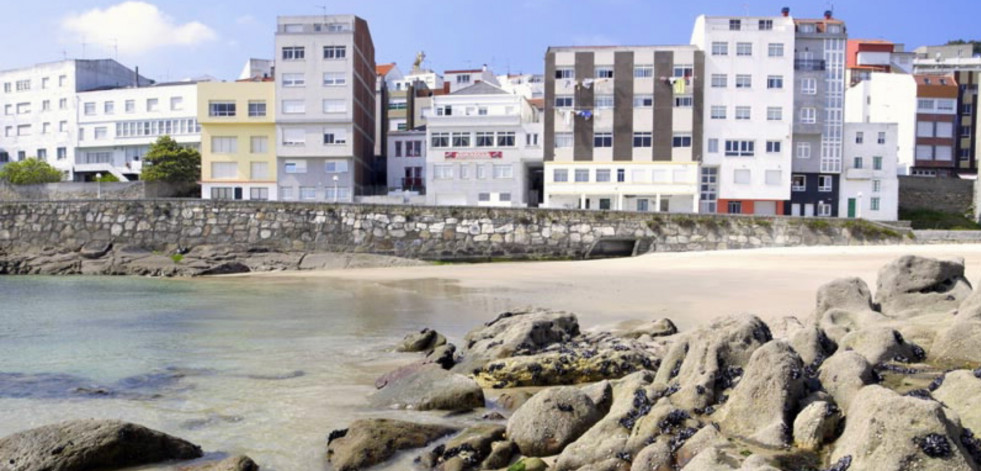 La playa de Arnela, en Corme, ya es apta para el baño después de tres episodios de contaminación