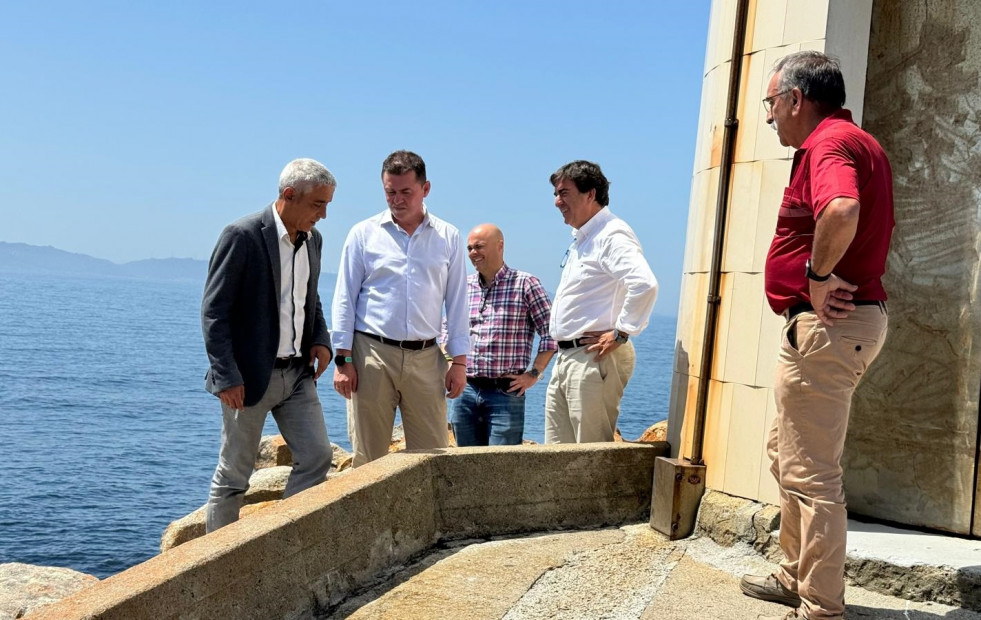 La Autoridad Portuaria se compromete a poner en valor el faro do Roncudo de Ponteceso