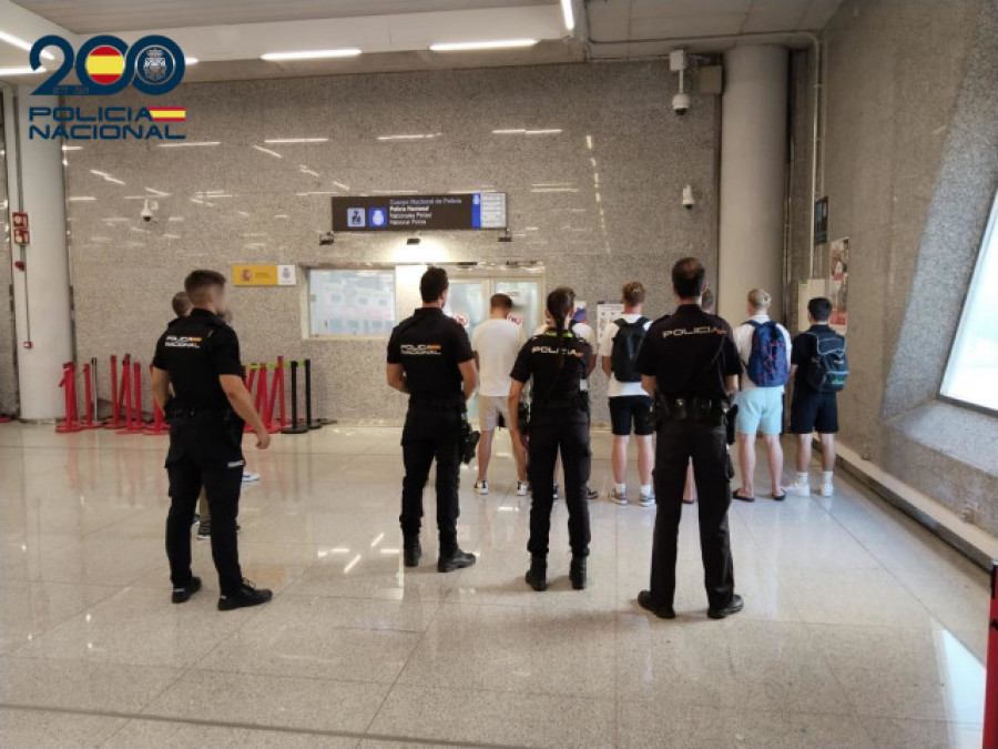 Detenidos nueve turistas por hacer un butrón para unir dos habitaciones en un hotel en Mallorca