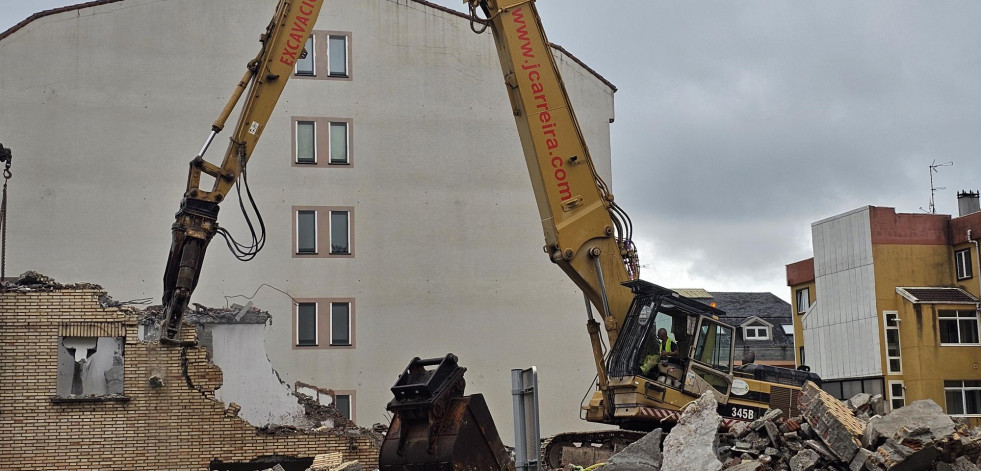 El paisaje urbano carballés sufre un nuevo cambio: las casas dos mestres ya son escombros