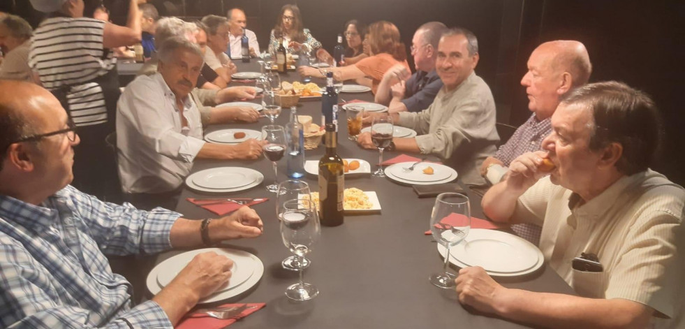 Un grupo de laracheses cumple con el ritual de la Cea do Pregón