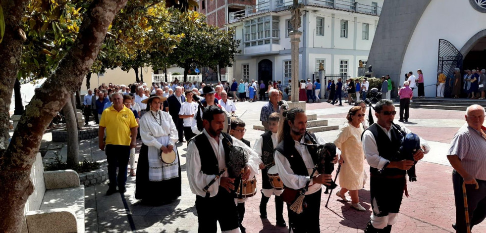 Grandes orquestas y música disco amenizan las fiestas de A Laracha