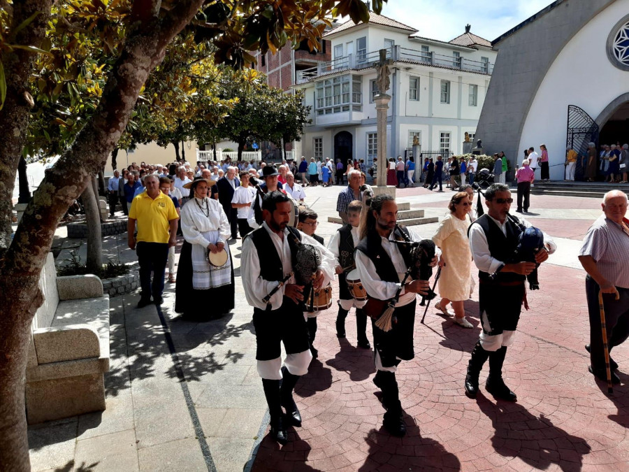 Grandes orquestas y música disco amenizan las fiestas de A Laracha