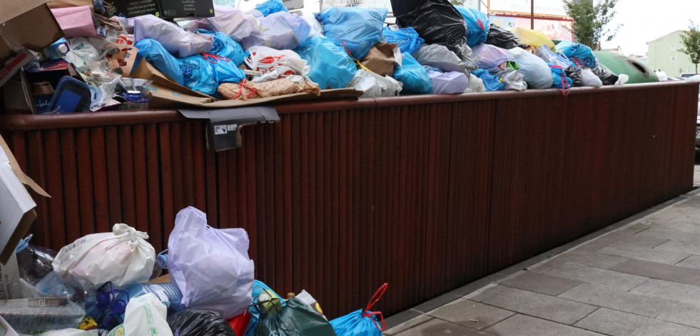 La huelga en el servicio de recogida vuelve a dejar el casco urbano carballés lleno de basura