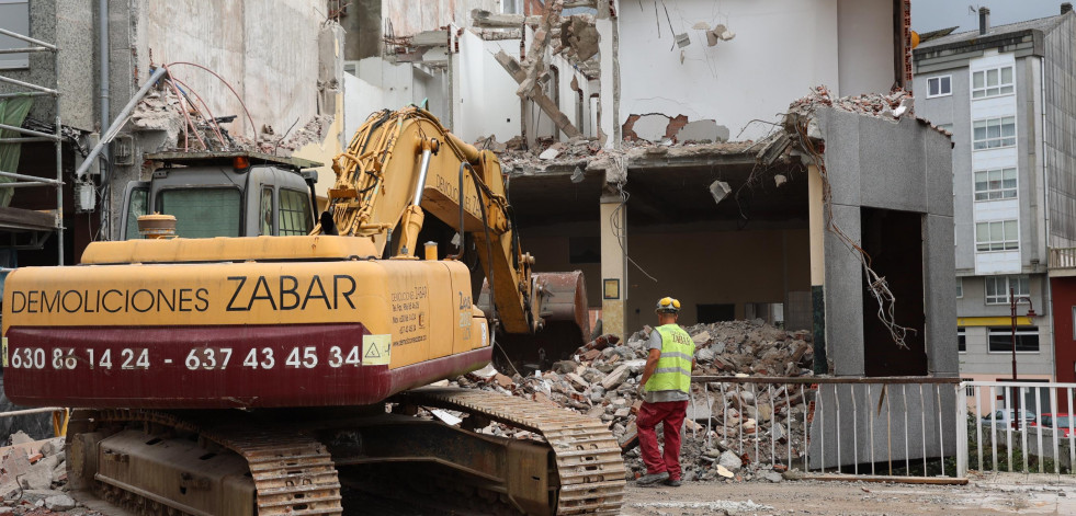 El Anllóns gana más espacio a su paso por el casco urbano carballés
