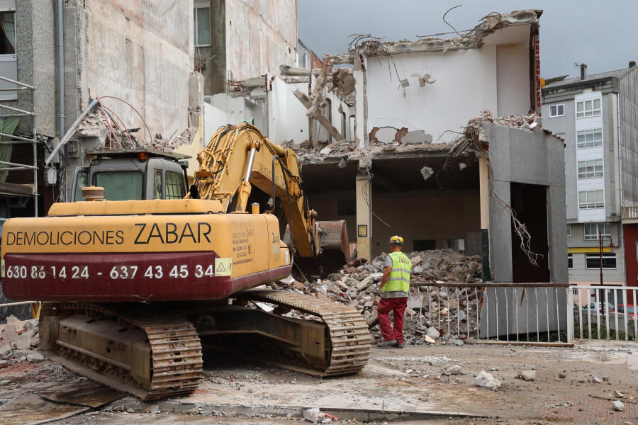 El Anllóns gana más espacio a su paso por el casco urbano carballés