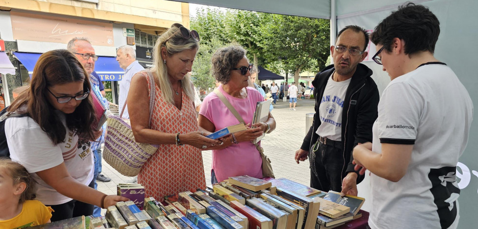 Suelta de libros en Carballo