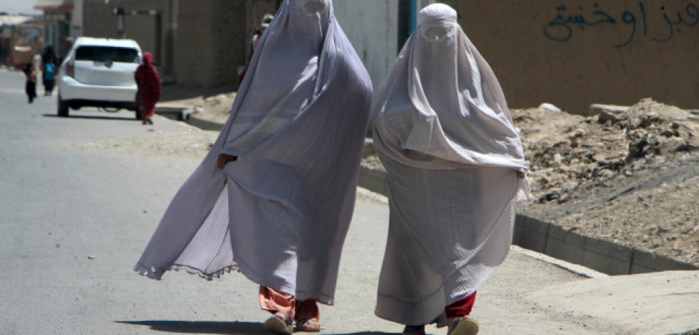 Los talibanes prohíben el sonido de la voz de mujer en público