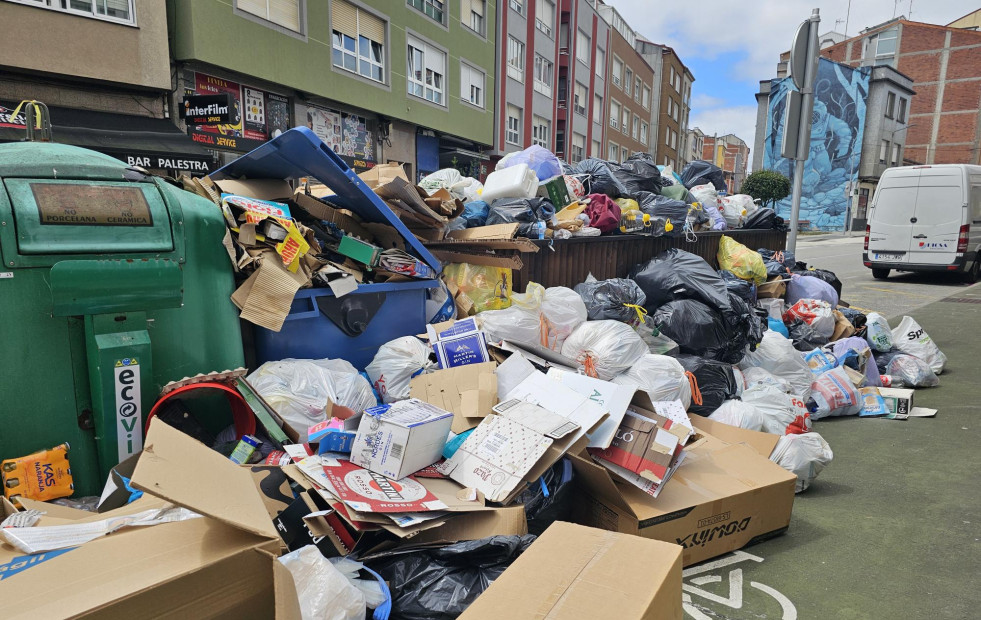 La recogida de basura de Carballo  se reactiva sin visos de acuerdo