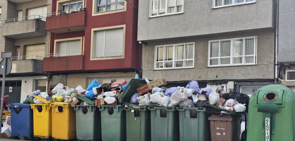 La recogida de basura avanza en las calles carballesas a la espera de lo que ocurra en septiembre