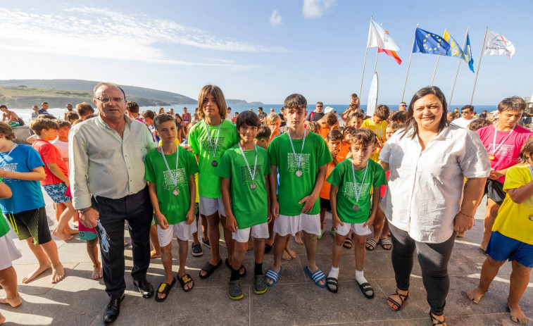 El Concello de Malpica entrega los premios del campeonato de fútbol playa