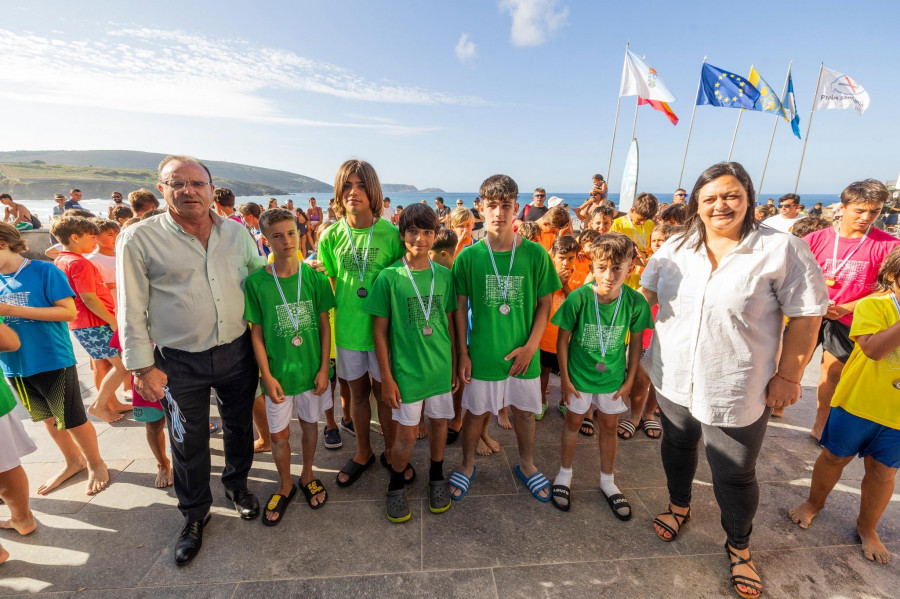 El Concello de Malpica entrega los premios del campeonato de fútbol playa