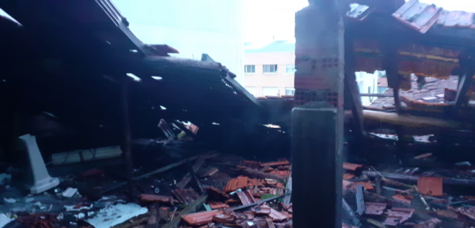 Arde parte del tejado de un antiguo colegio en Carballo