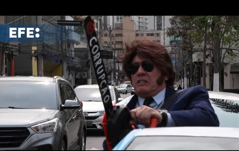 El candidato brasileño Ademar Rodrigues, causa revuelo al presentarse disfrazado como Javier Milei