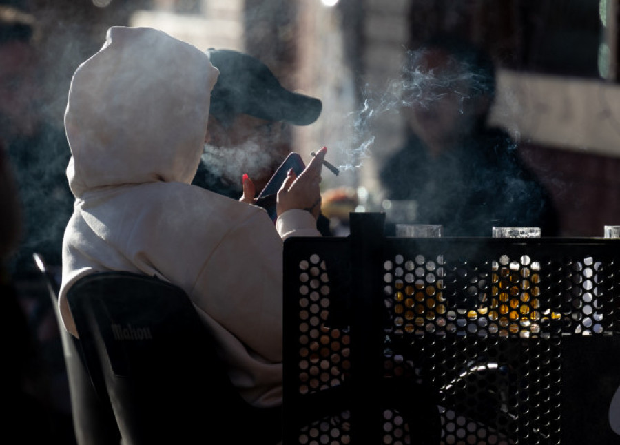 Bruselas recomienda que se amplíen las zonas libres de humo a terrazas, parques y piscinas