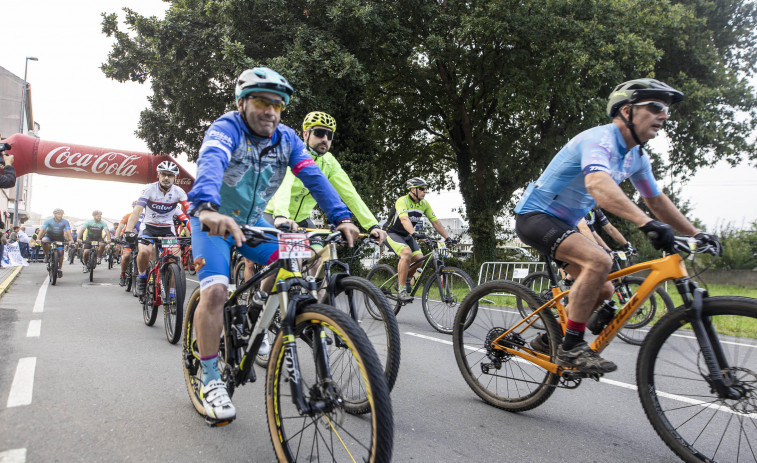 El club Laracha en dúas rodas reúne a 230 corredores en su XIV Ruta de BTT