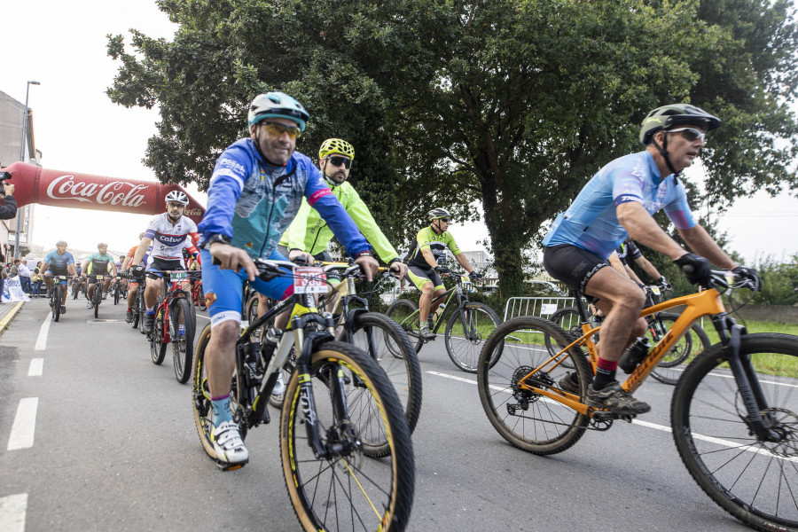 El club Laracha en dúas rodas reúne a 230 corredores en su XIV Ruta de BTT