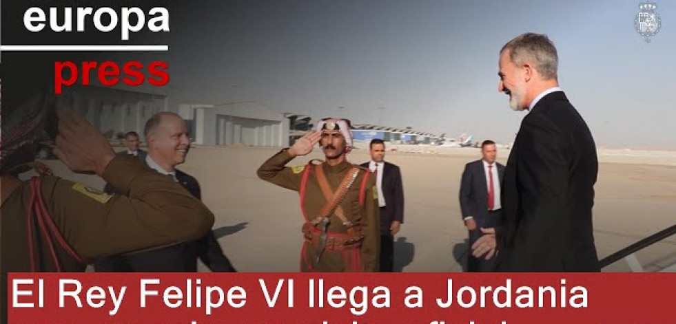 El Rey Felipe VI es recibido por el príncipe Faisal bin Hussein a su llegada a Jordania