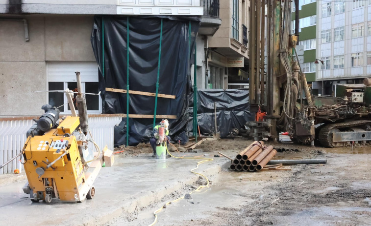 La instalación de una grúa por las obras de A Casilla obliga a cortar el tráfico en varias calles