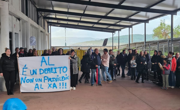 El BNG lleva a la Valedora y al Parlamento los recortes en el colegio Cabo da Area de Laxe