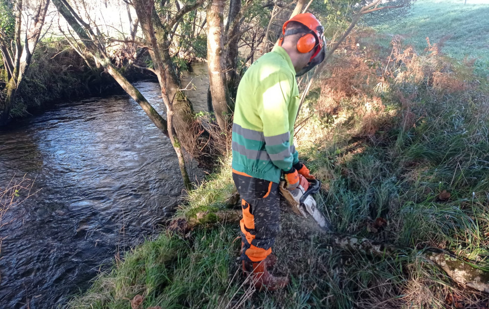 La Xunta comienza los trabajos  de conservación en el río Baio