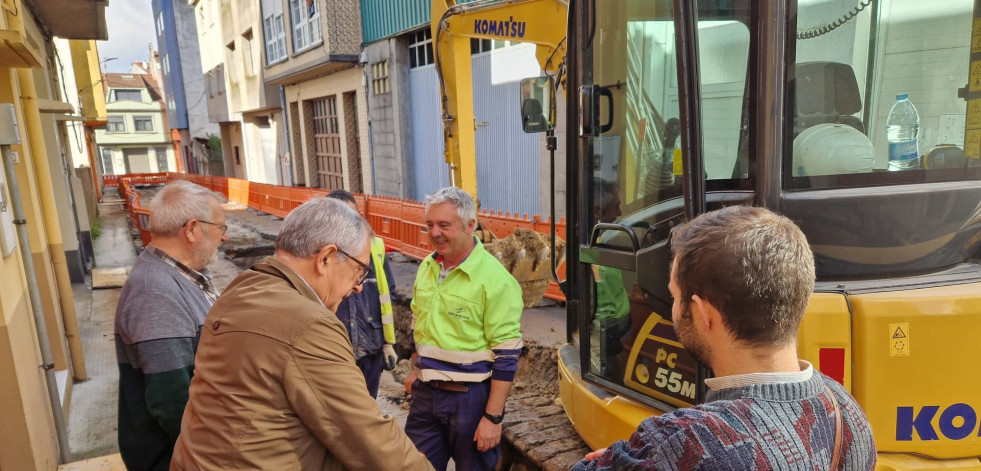 Los trabajos de reurbanización de la calle Portugal carballesa avanzan a buen ritmo