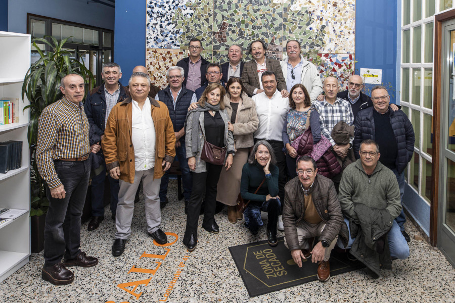 Reencuentro de exalumnos del IES Alfredo Brañas de Carballo casi 50 años después