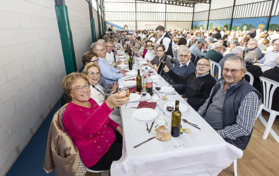 El pabellón del San Luis Romero se quedó pequeño para la comida de los pensionistas de Sofán