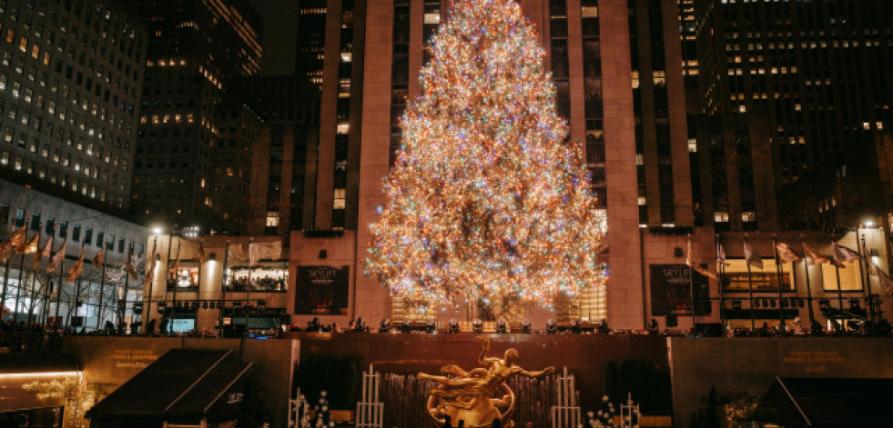 El árbol del Rockefeller se ilumina en Nueva York al ritmo de Thalía y Kelly Clarkson